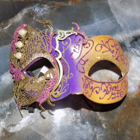 Laser-Cut Masquerade Mask Gold/Purple NEW - Picture 1 of 3